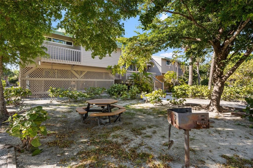 For Sale: $350,000 (2 beds, 1 baths, 970 Square Feet)