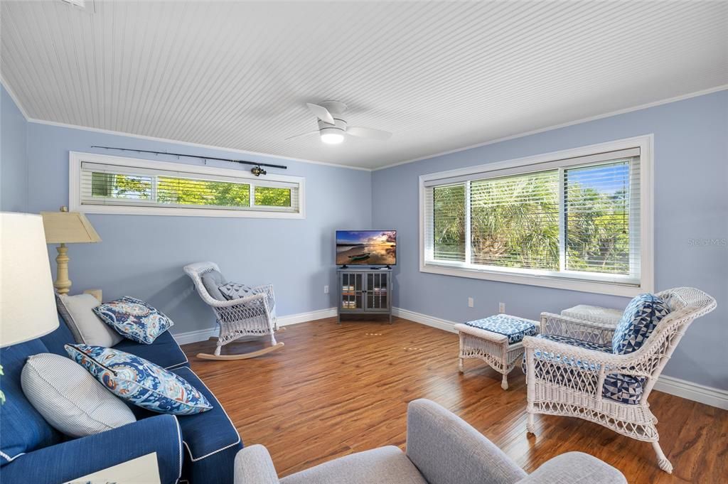 For Sale: $350,000 (2 beds, 1 baths, 970 Square Feet)