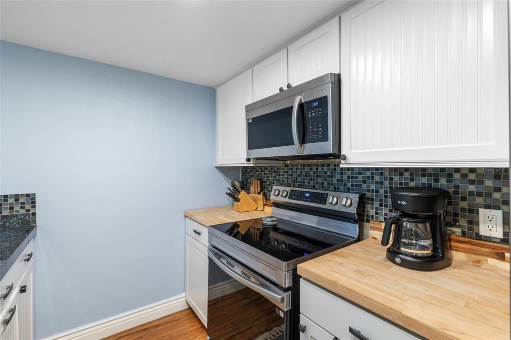 For Sale: $350,000 (2 beds, 1 baths, 970 Square Feet)