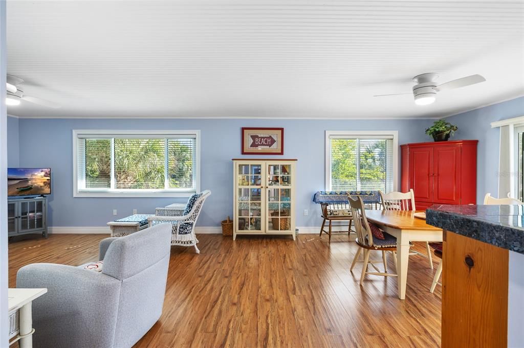 For Sale: $350,000 (2 beds, 1 baths, 970 Square Feet)