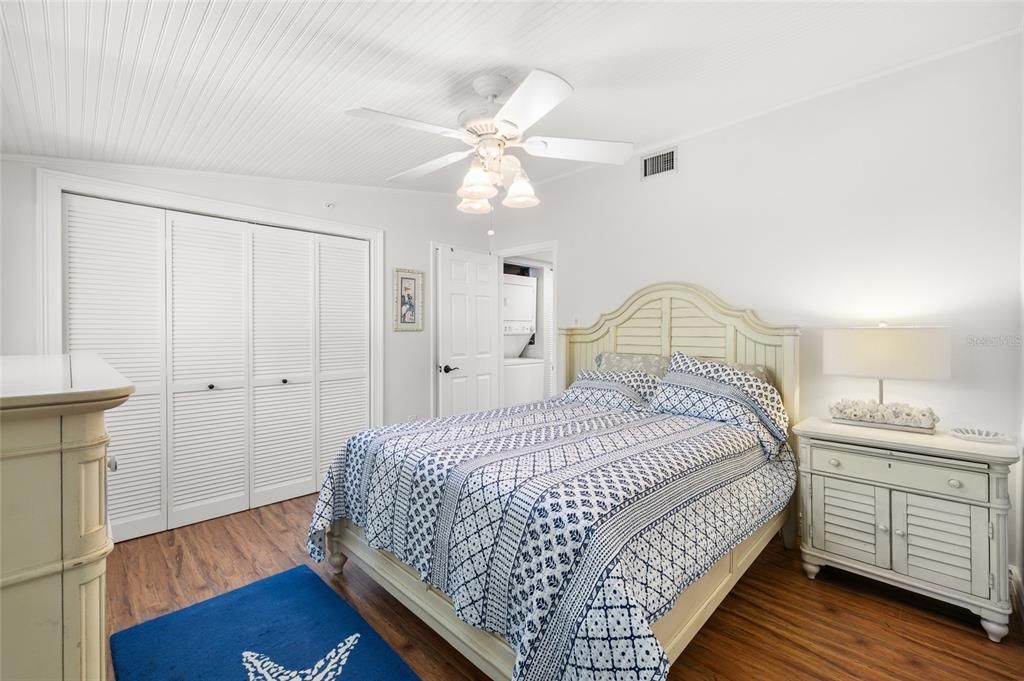 For Sale: $350,000 (2 beds, 1 baths, 970 Square Feet)