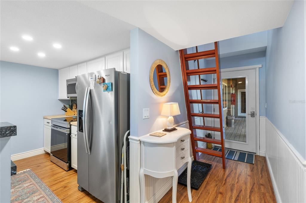 For Sale: $350,000 (2 beds, 1 baths, 970 Square Feet)