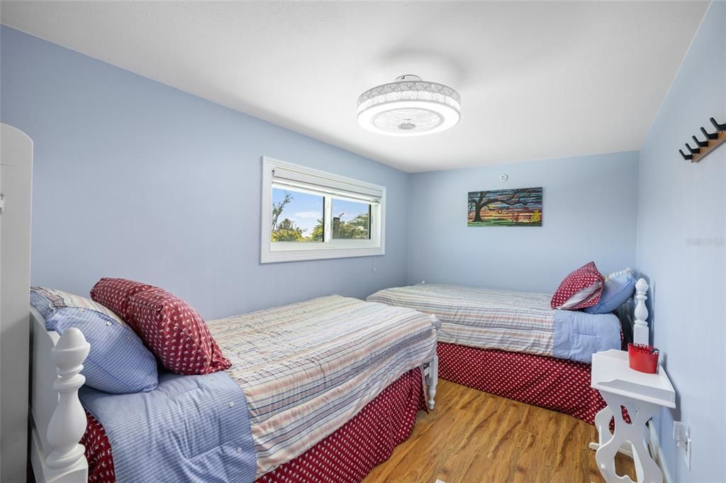 For Sale: $350,000 (2 beds, 1 baths, 970 Square Feet)