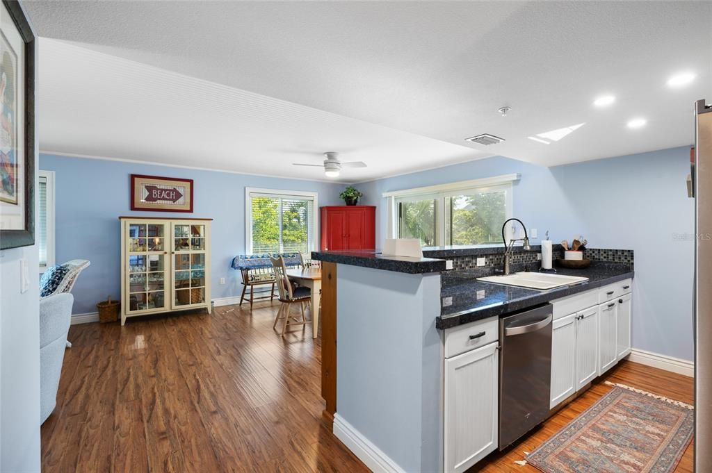 For Sale: $350,000 (2 beds, 1 baths, 970 Square Feet)