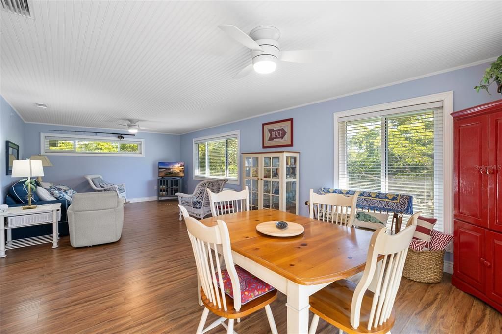 For Sale: $350,000 (2 beds, 1 baths, 970 Square Feet)