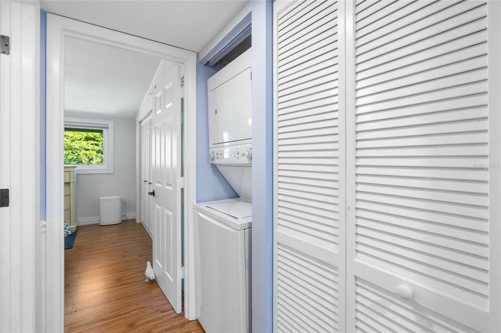 For Sale: $350,000 (2 beds, 1 baths, 970 Square Feet)