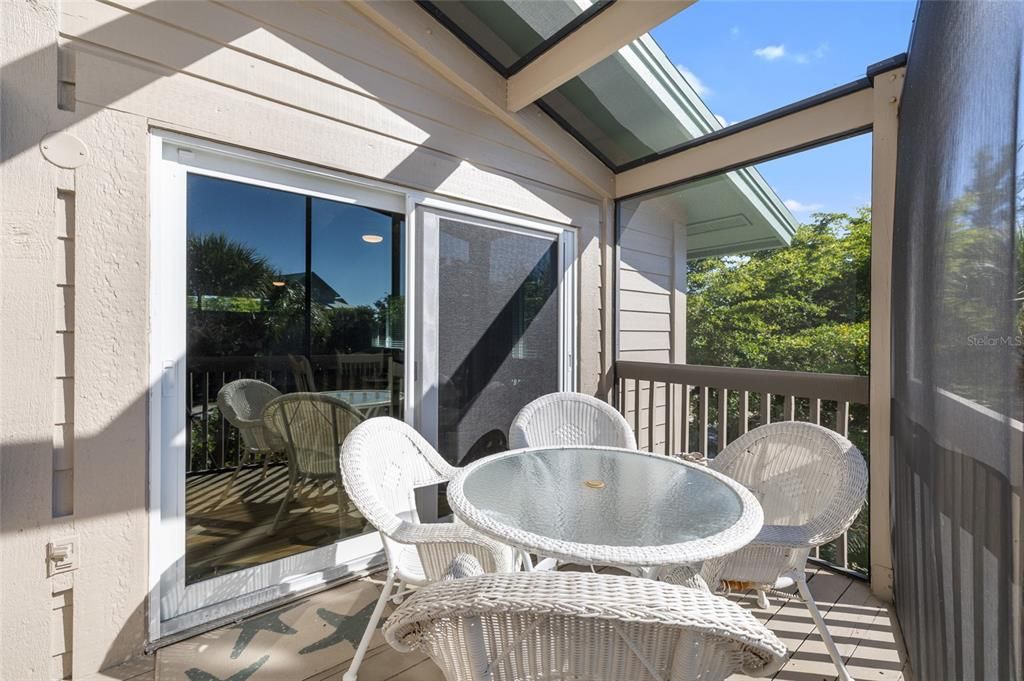 For Sale: $350,000 (2 beds, 1 baths, 970 Square Feet)