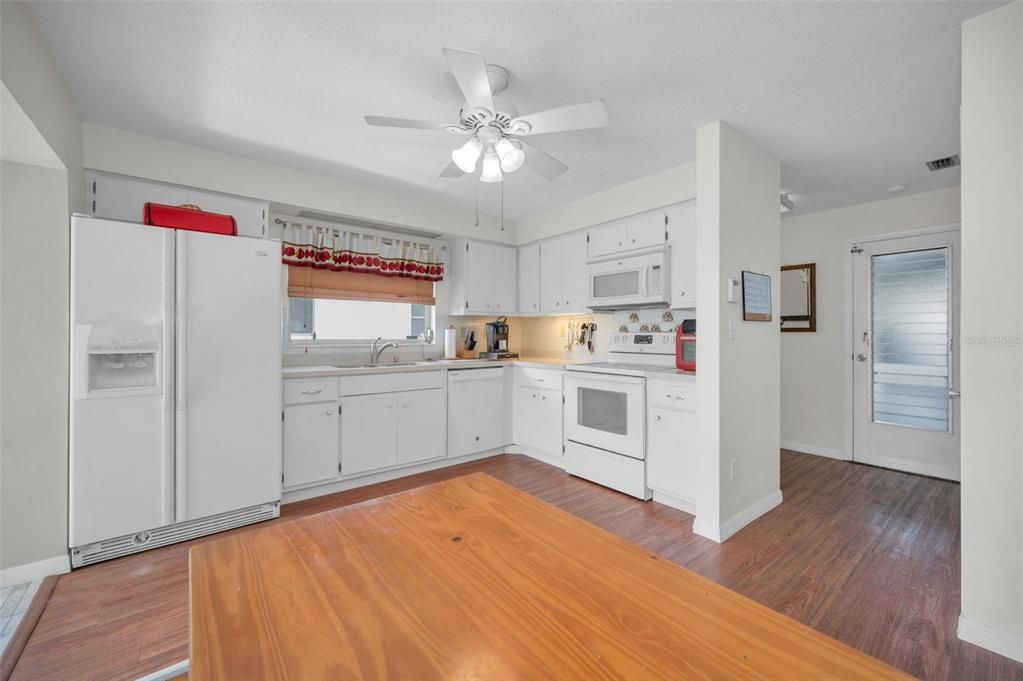 For Sale: $420,000 (2 beds, 2 baths, 1607 Square Feet)