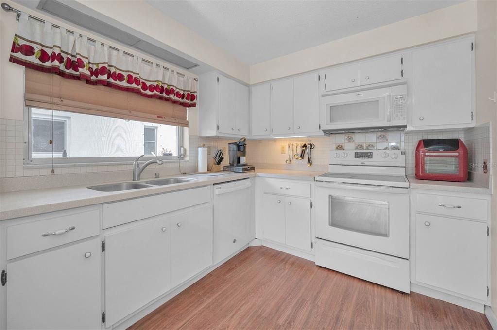 For Sale: $420,000 (2 beds, 2 baths, 1607 Square Feet)