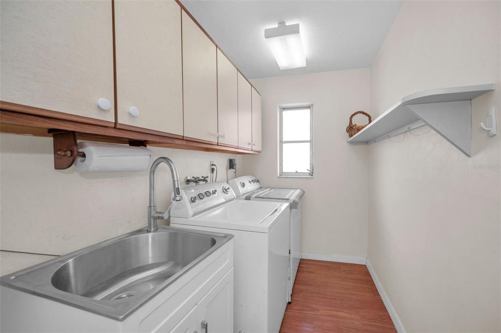 For Sale: $420,000 (2 beds, 2 baths, 1607 Square Feet)