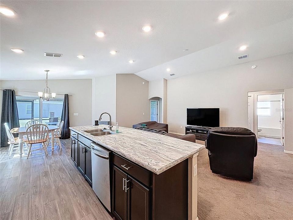 For Sale: $324,900 (3 beds, 2 baths, 1558 Square Feet)