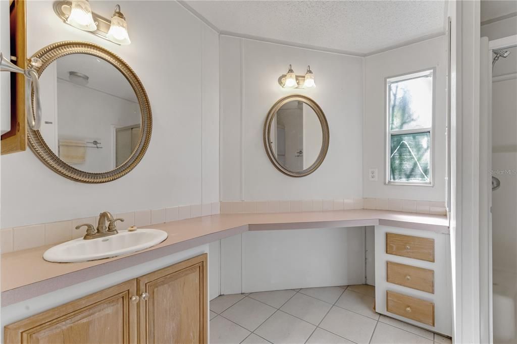 待售: $220,000 (2 贝兹, 2 浴室, 1721 平方英尺)