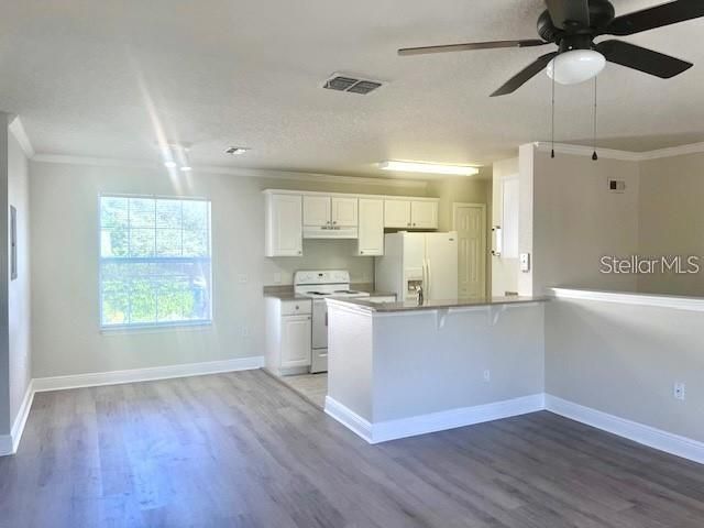Active With Contract: $1,750 (1 beds, 1 baths, 738 Square Feet)