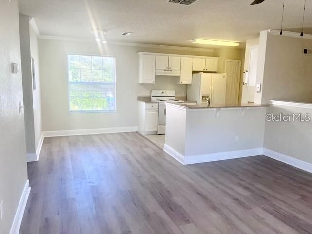 Active With Contract: $1,750 (1 beds, 1 baths, 738 Square Feet)