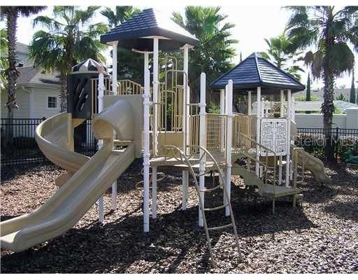 Active With Contract: $1,750 (1 beds, 1 baths, 738 Square Feet)