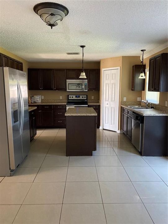 For Rent: $2,500 (4 beds, 2 baths, 2419 Square Feet)