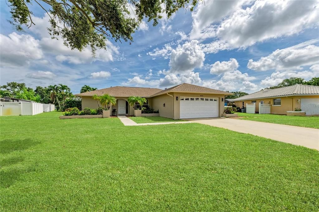 Active With Contract: $399,900 (2 beds, 2 baths, 1454 Square Feet)