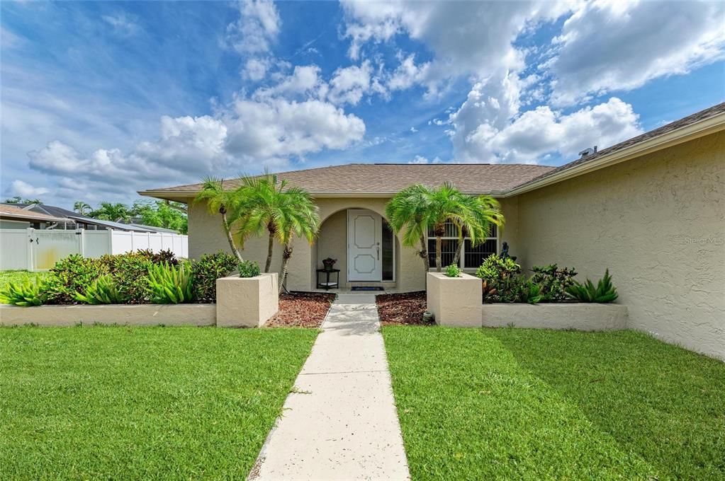 Active With Contract: $399,900 (2 beds, 2 baths, 1454 Square Feet)