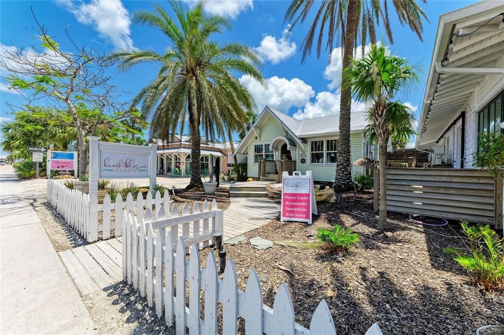 Active With Contract: $399,900 (2 beds, 2 baths, 1454 Square Feet)