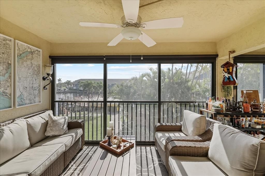 For Sale: $360,000 (2 beds, 2 baths, 1124 Square Feet)