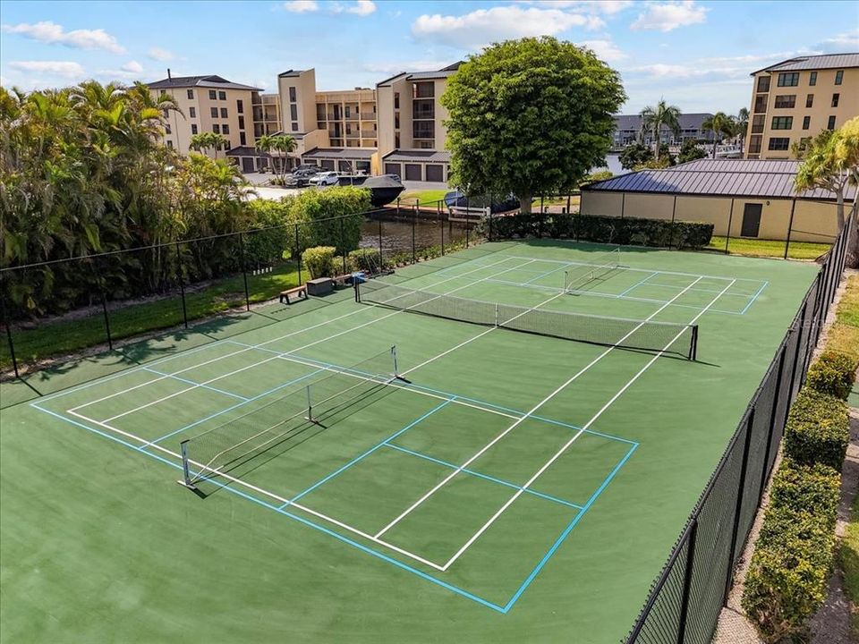 For Sale: $360,000 (2 beds, 2 baths, 1124 Square Feet)