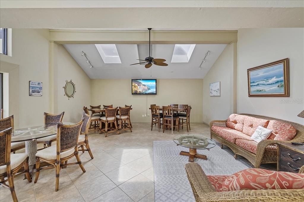 For Sale: $360,000 (2 beds, 2 baths, 1124 Square Feet)