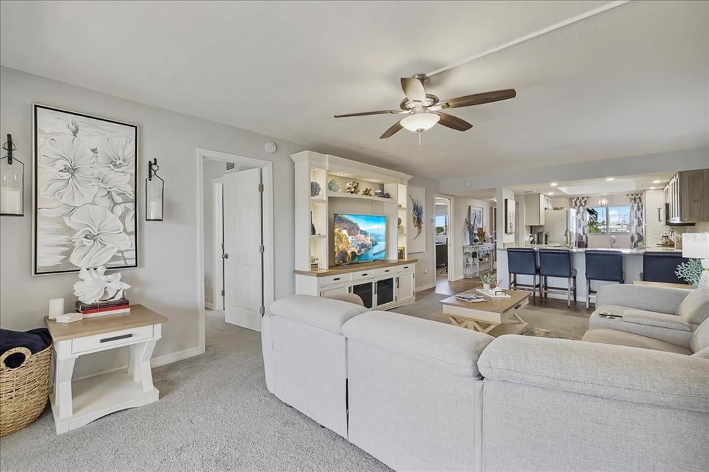 For Sale: $360,000 (2 beds, 2 baths, 1124 Square Feet)