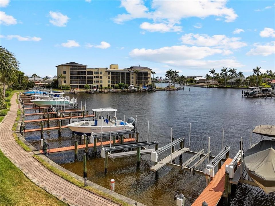 For Sale: $360,000 (2 beds, 2 baths, 1124 Square Feet)