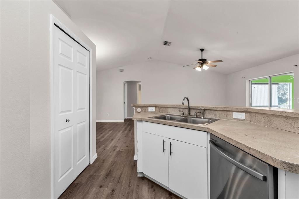 For Sale: $320,000 (3 beds, 2 baths, 1390 Square Feet)