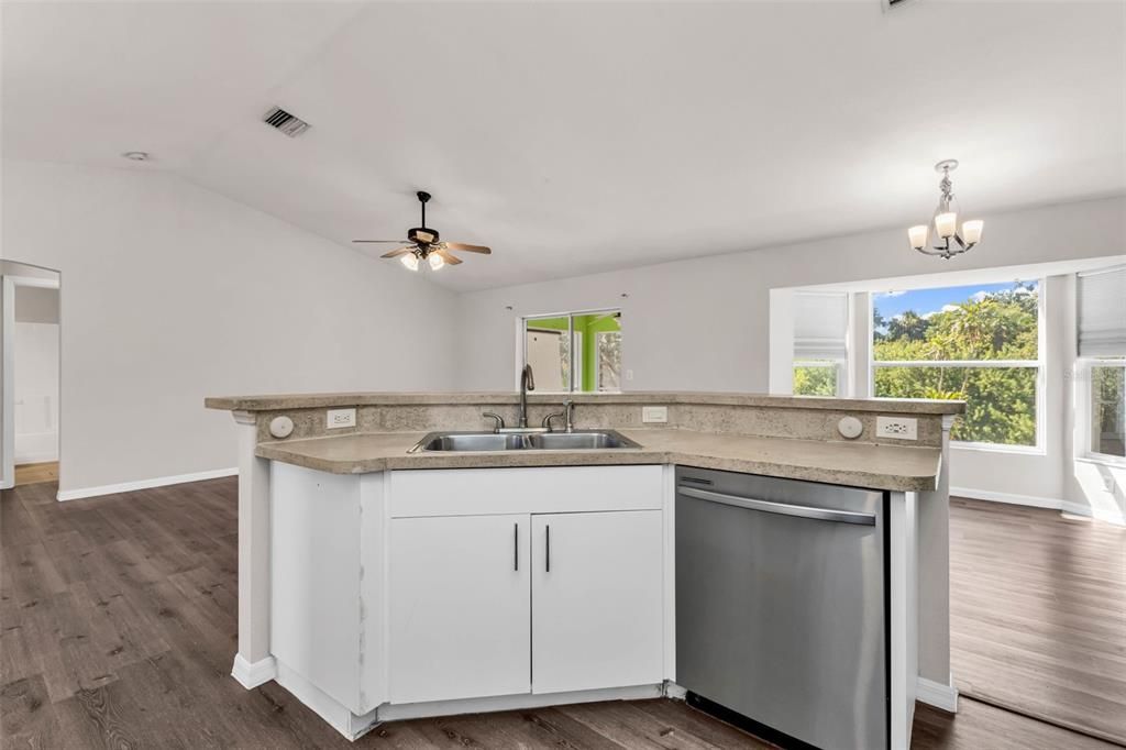 For Sale: $320,000 (3 beds, 2 baths, 1390 Square Feet)