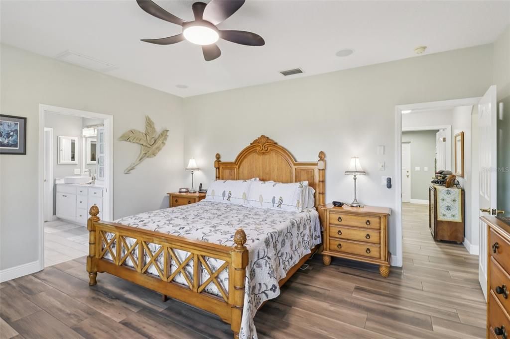 合同活跃: $775,000 (4 贝兹, 3 浴室, 2460 平方英尺)