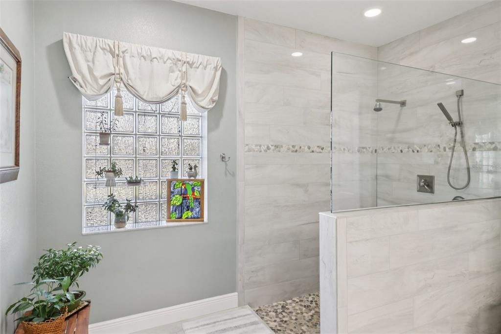 合同活跃: $775,000 (4 贝兹, 3 浴室, 2460 平方英尺)