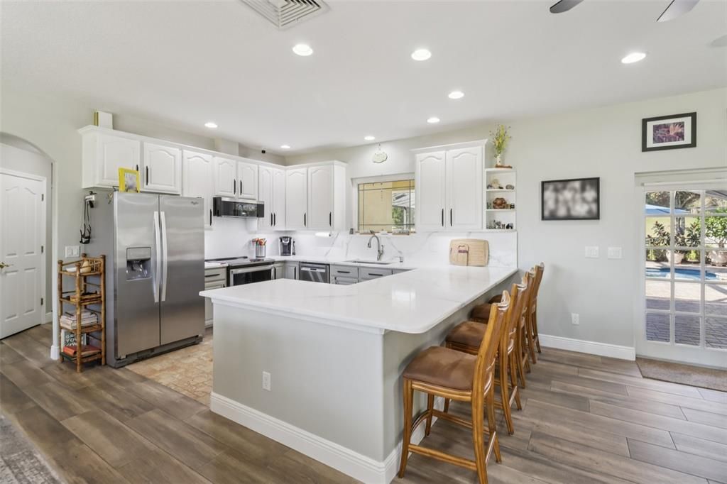 合同活跃: $775,000 (4 贝兹, 3 浴室, 2460 平方英尺)