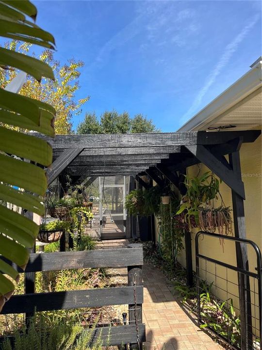 合同活跃: $775,000 (4 贝兹, 3 浴室, 2460 平方英尺)