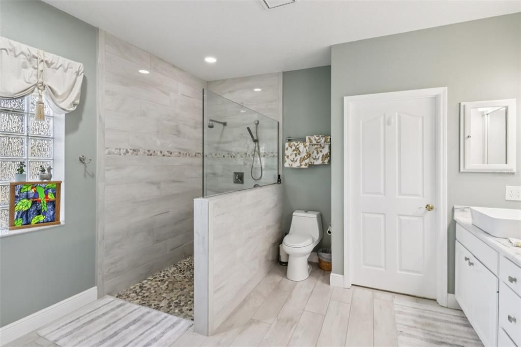 合同活跃: $775,000 (4 贝兹, 3 浴室, 2460 平方英尺)