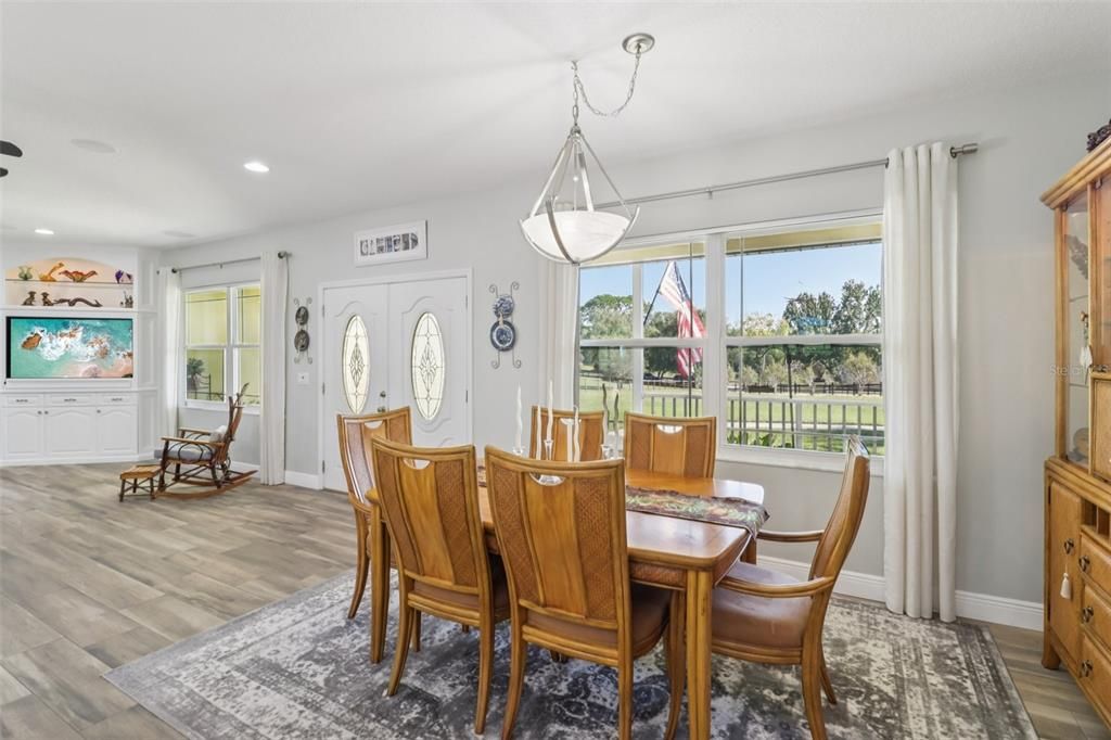 合同活跃: $775,000 (4 贝兹, 3 浴室, 2460 平方英尺)