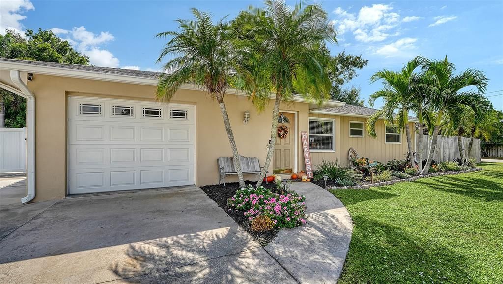 Active With Contract: $439,000 (3 beds, 2 baths, 1416 Square Feet)