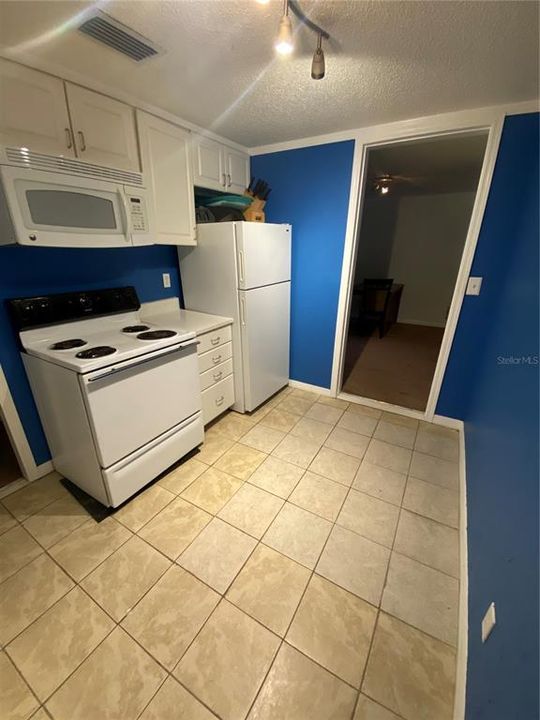 На продажу: $137,500 (2 спален, 1 ванн, 830 Квадратных фут)