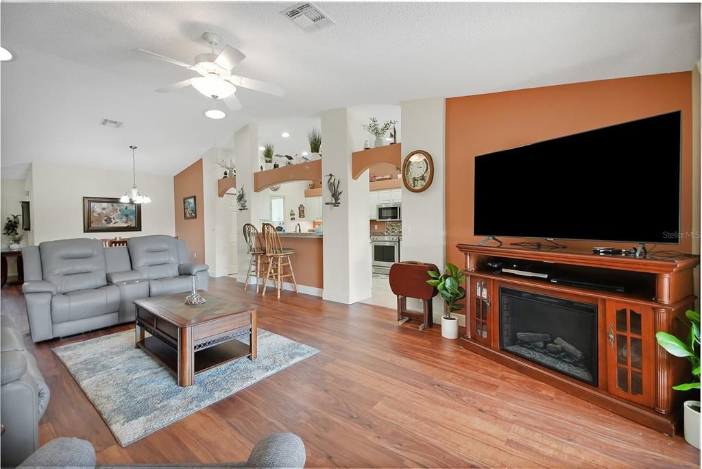 For Sale: $369,900 (3 beds, 2 baths, 1999 Square Feet)