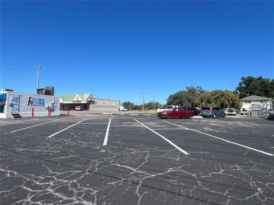 待售: $1,525,000 (4.38 acres)