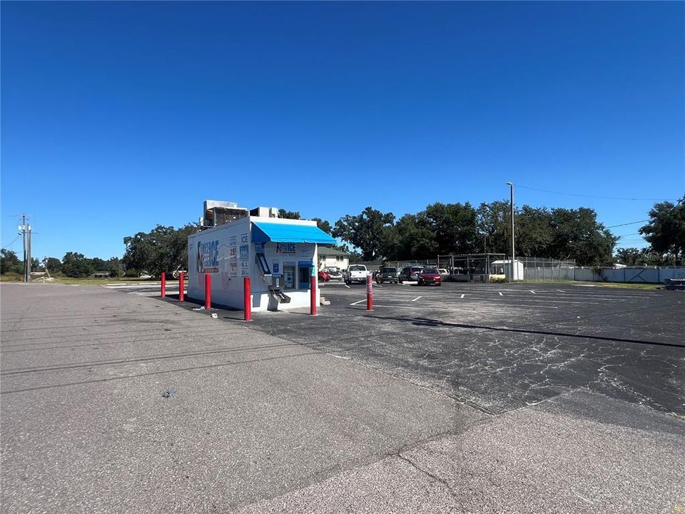 待售: $1,525,000 (4.38 acres)