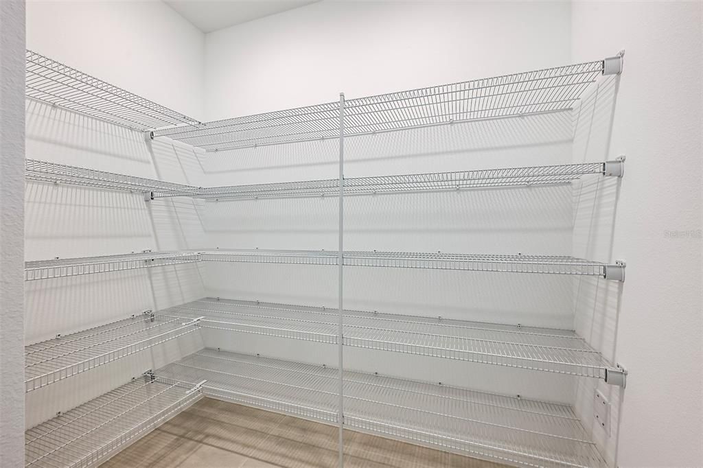 合同活跃: $401,000 (4 贝兹, 3 浴室, 2303 平方英尺)