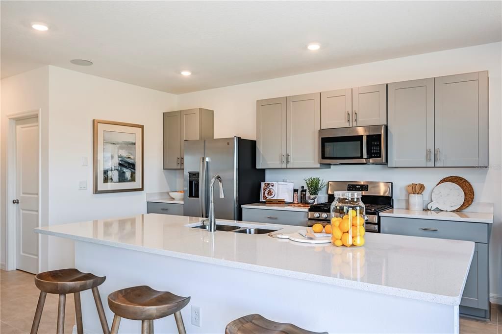 合同活跃: $401,000 (4 贝兹, 3 浴室, 2303 平方英尺)