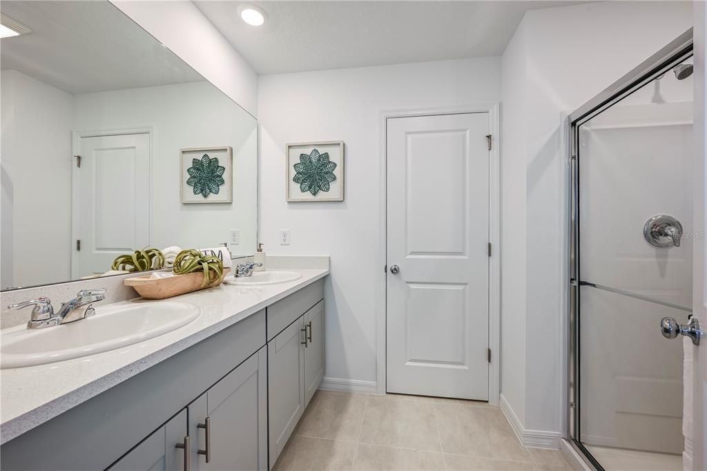 合同活跃: $401,000 (4 贝兹, 3 浴室, 2303 平方英尺)