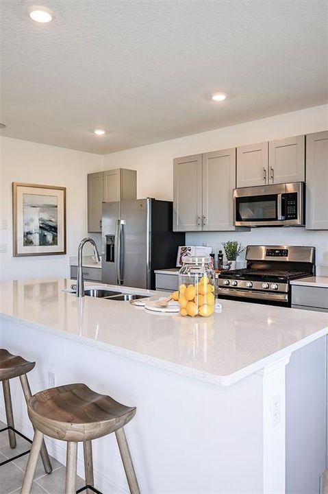 合同活跃: $401,000 (4 贝兹, 3 浴室, 2303 平方英尺)