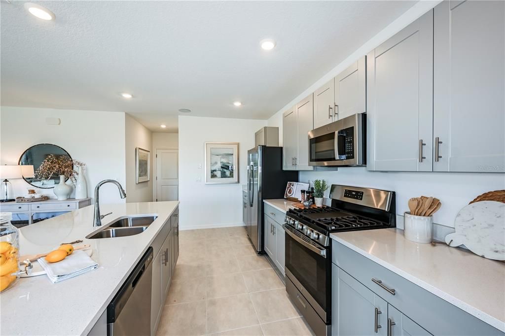 合同活跃: $401,000 (4 贝兹, 3 浴室, 2303 平方英尺)