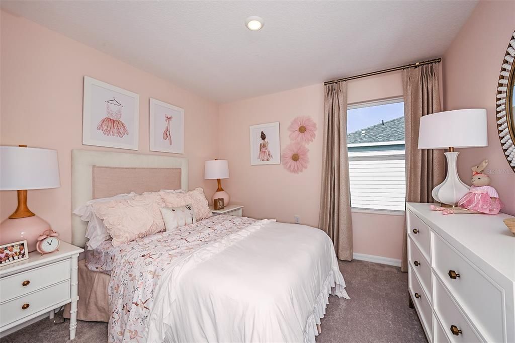 合同活跃: $401,000 (4 贝兹, 3 浴室, 2303 平方英尺)