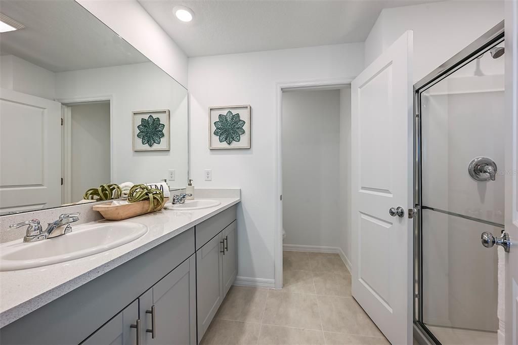 合同活跃: $401,000 (4 贝兹, 3 浴室, 2303 平方英尺)