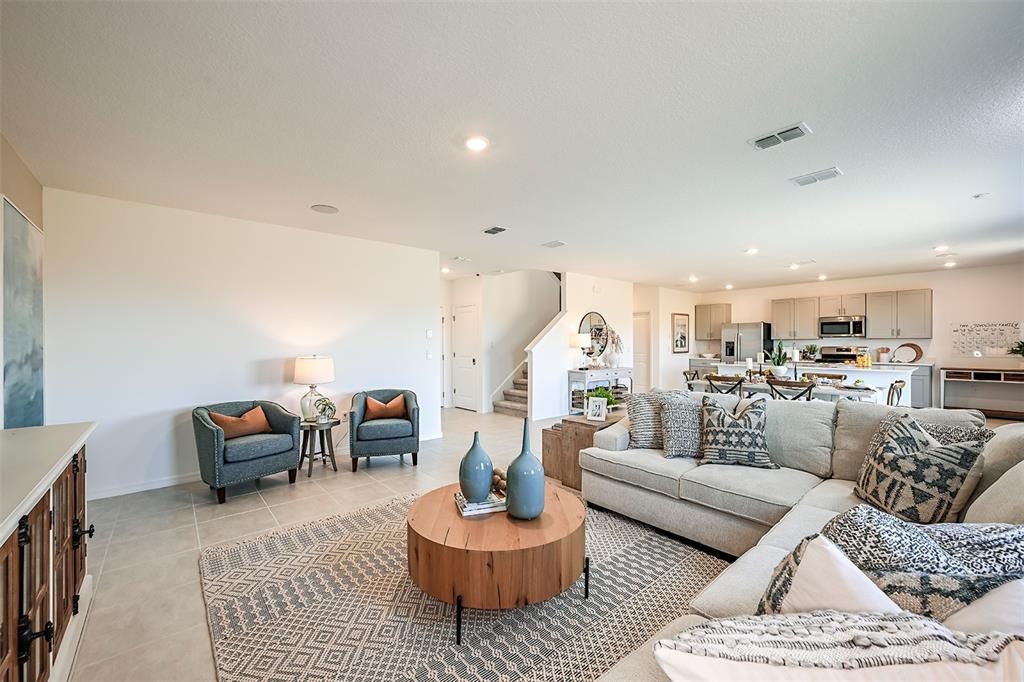 合同活跃: $401,000 (4 贝兹, 3 浴室, 2303 平方英尺)