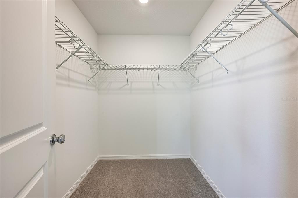 合同活跃: $401,000 (4 贝兹, 3 浴室, 2303 平方英尺)